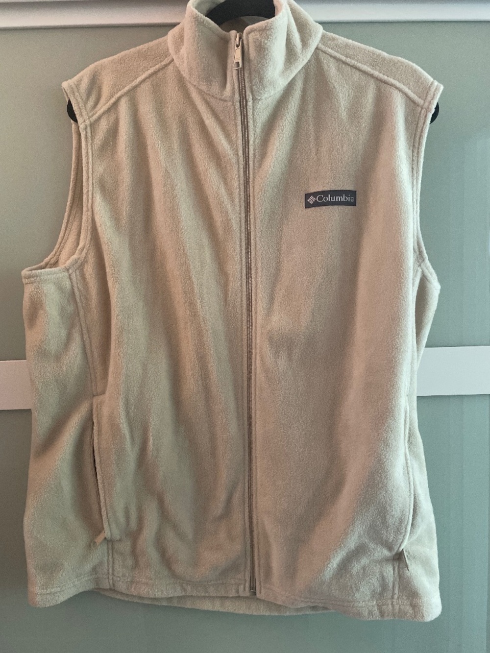 Men’s Columbia beige zip up vest